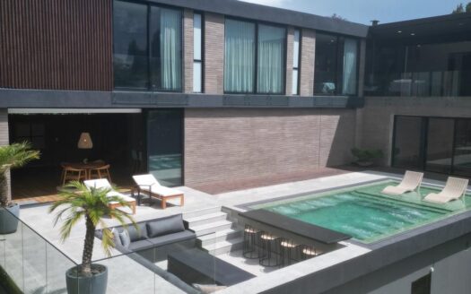 HERMOSA CASA EN VENTA EN EL ALTO DE LAS PALMAS – MEDELLIN