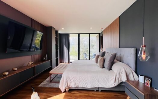 HERMOSA CASA EN VENTA EN EL ALTO DE LAS PALMAS – MEDELLIN