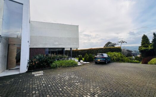 HERMOSA CASA EN VENTA EN EL ALTO DE LAS PALMAS – MEDELLIN