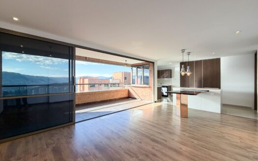 Apartamento en renta en La Calera, El Poblado | Vista al bosque y la ciudad